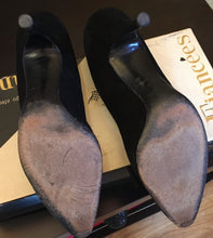 Load image into Gallery viewer, Fiancées Black Heels with Button and Bow