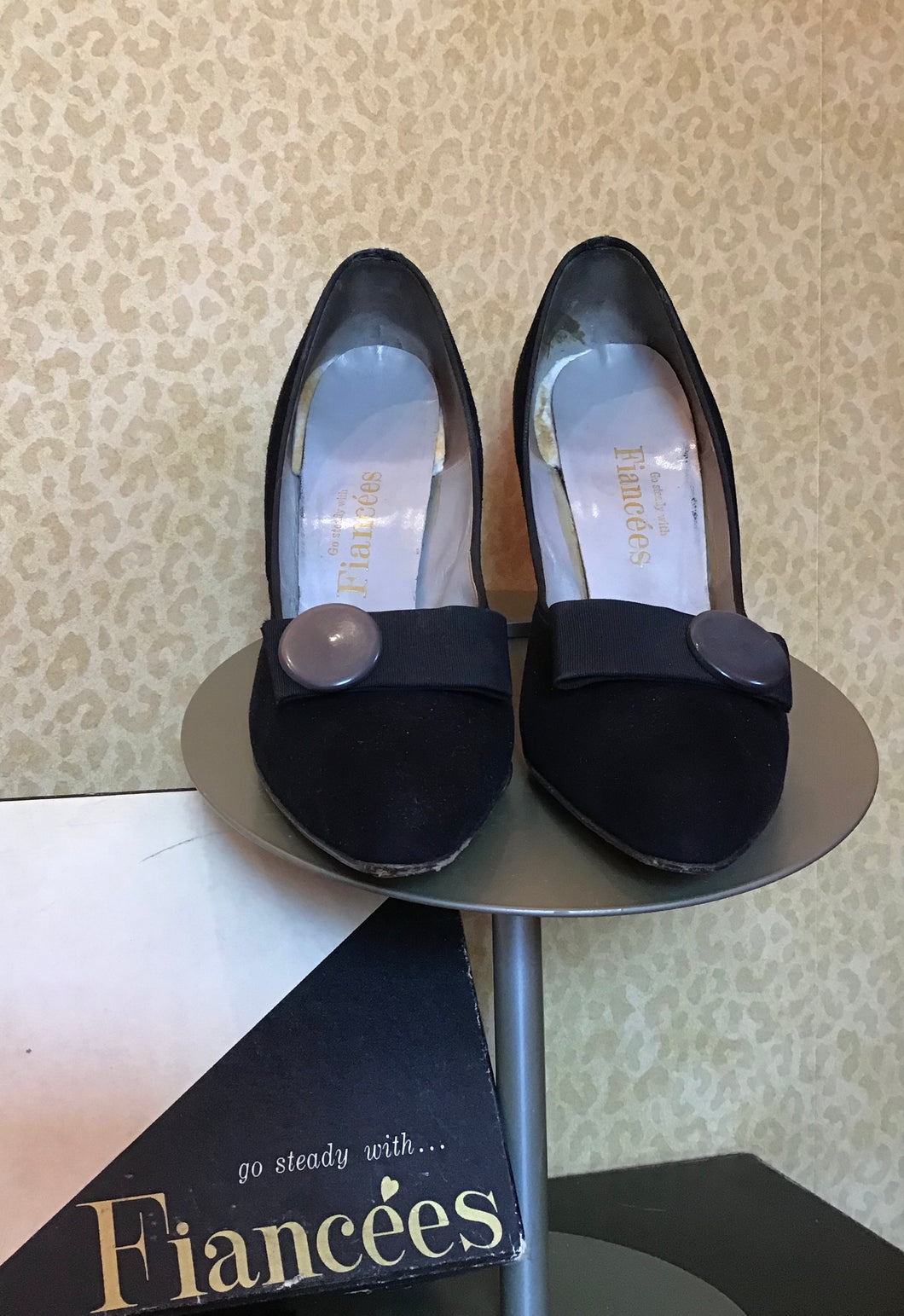 Fiancées Black Heels with Button and Bow