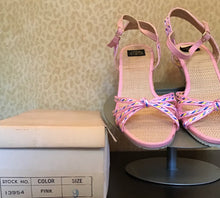 Load image into Gallery viewer, 1970’s Pink Weave Wedge Sandals
