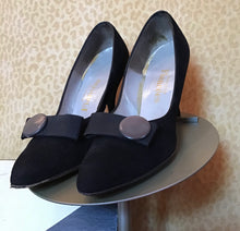 Load image into Gallery viewer, Fiancées Black Heels with Button and Bow
