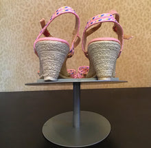 Load image into Gallery viewer, 1970’s Pink Weave Wedge Sandals
